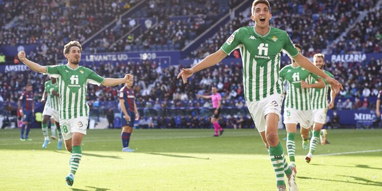 VALENCIA, SPAIN - FEBRUARY 13: Edgar Gonzalez of Real Betis celebrates after scoring their second goal during the LaLiga Santander match between Levante UD and Real Betis at Ciutat de Valencia Stadium on February 13, 2022 in Valencia, Spain. (Photo by Aitor Alcalde/Getty Images)