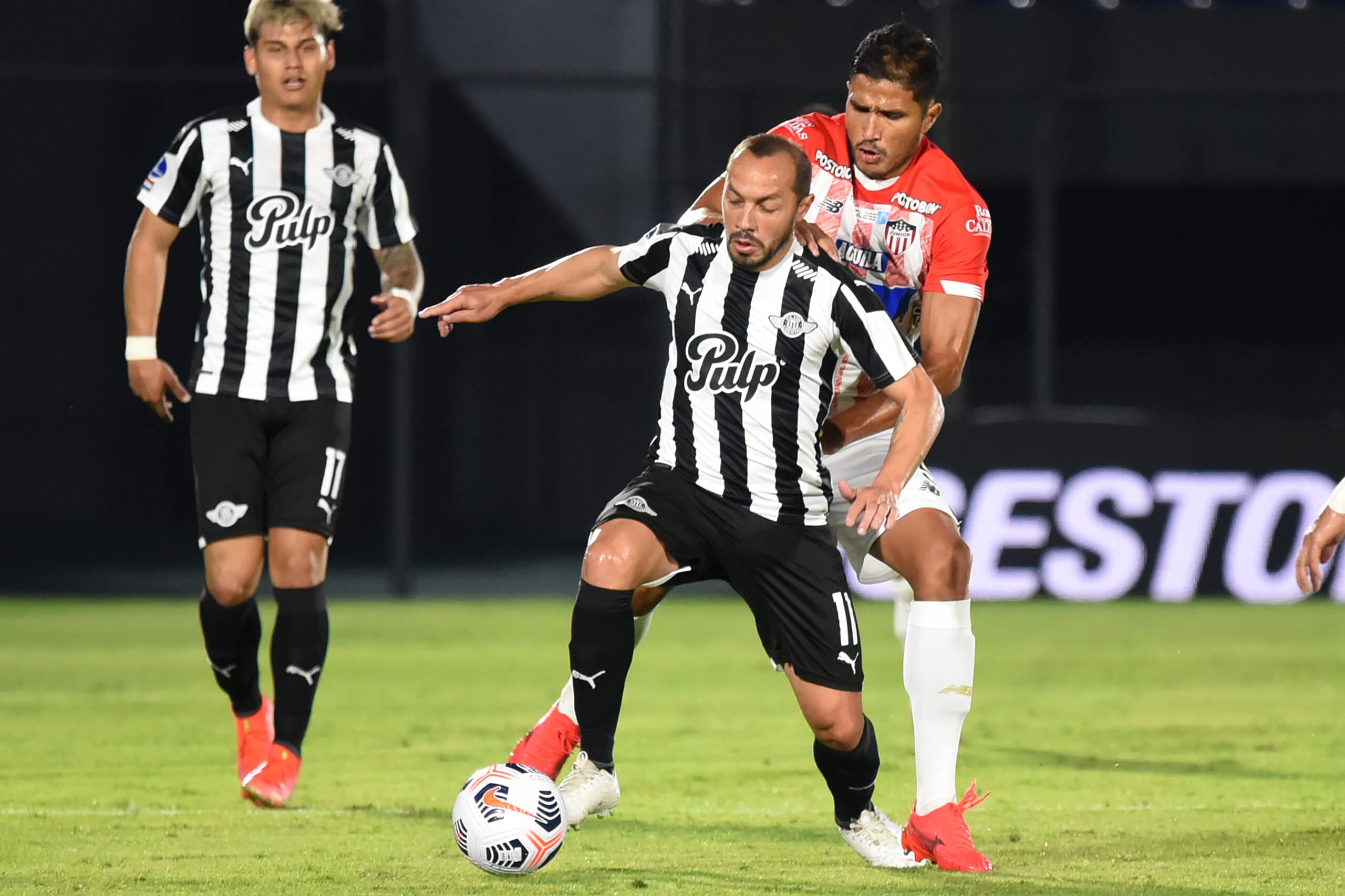 ASUNCION, PARAGUAY - JULY 21: Marcelo Díaz of Libertad competes for the ball with Larry Vásquez of Junior during a round of sixteen second leg match between Libertad and Junior as part of Copa CONMEBOL Sudamericana 2021 at Estadio Defensores del Chaco on July 21, 2021 in Asuncion, Paraguay. (Photo by Christian Alvarenga/Getty Images)