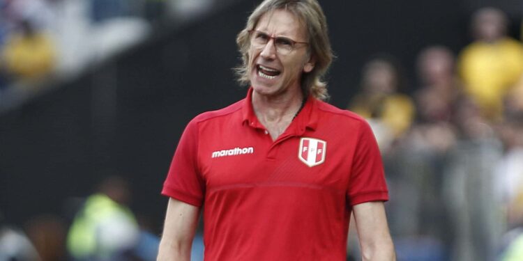 Peru's coach Argentine Ricardo Gareca gestures during the Copa America football tournament group match against Brazil at the Corinthians Arena in Sao Paulo, Brazil, on June 22, 2019. (Photo by Miguel SCHINCARIOL / AFP)