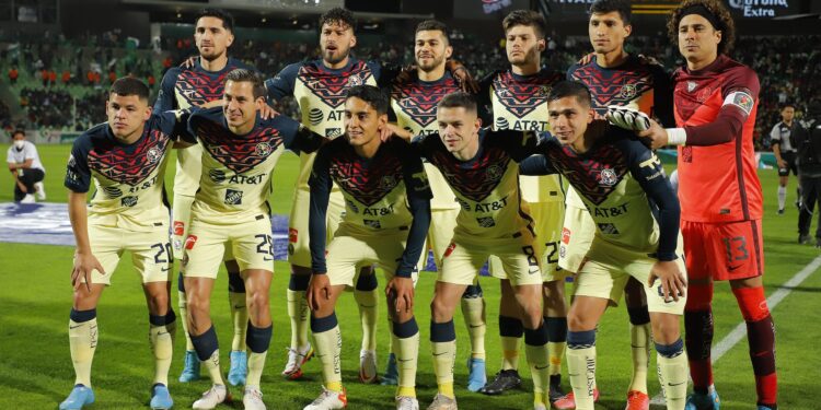 TORREON, MEXICO - FEBRUARY 12: Players of America pose prior the 5th round match between Santos Laguna and America as part of the Torneo Grita Mexico C22 Liga MX at Corona Stadium on February 12, 2022 in Torreon, Mexico. (Photo by Manuel Guadarrama/Getty Images)