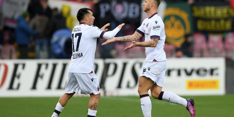 SALERNO, ITALY - FEBRUARY 26: Marko Arnautovic of Bologna FC celebrates after scoring the 0-1 goal during the Serie A match between US Salernitana and Bologna FC at Stadio Arechi on February 26, 2022 in Salerno, Italy. (Photo by Francesco Pecoraro/Getty Images)