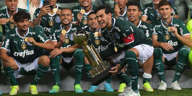 Palmeiras' players celebrate with the trophy of the CONMEBOL Recopa football final match at the Allianz Parque stadium in Sao Paulo, Brazil, on March 2, 2022. (Photo by NELSON ALMEIDA / AFP) (Photo by NELSON ALMEIDA/AFP via Getty Images)