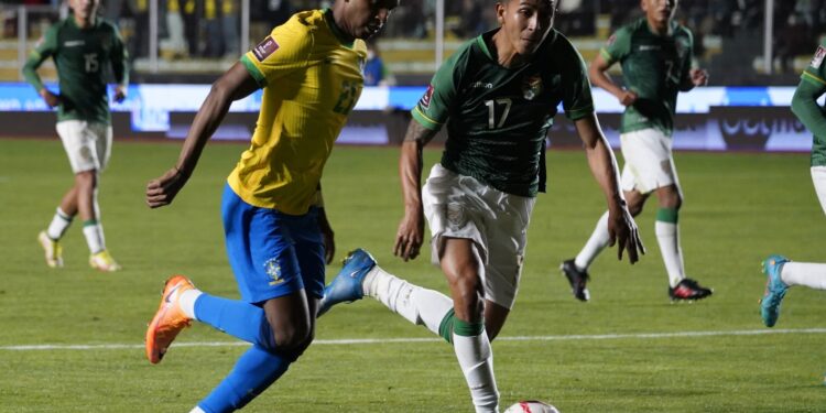 LA PAZ, BOLIVIA - MARCH 29: Rodrygo of Brazil fights for the ball with Roberto Fernandez of Bolivia during a match between Bolivia and Brazil as part of FIFA World Cup Qatar 2022 Qualifier at Hernando Siles Stadium on March 29, 2022 in La Paz, Bolivia. (Photo by Javier Mamani/Getty Images)