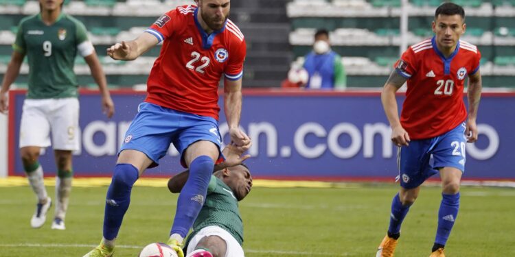 LA PAZ, BOLIVIA - FEBRUARY 01: Ben Brereton of Chile fights for the ball with Marc Enoumba of Bolivia during a match between Bolivia and Chile as part of FIFA World Cup Qatar 2022 Qualifiers at Hernando Siles Stadium on February 01, 2022 in La Paz, Bolivia. (Photo by Javier Mamani/Getty Images)