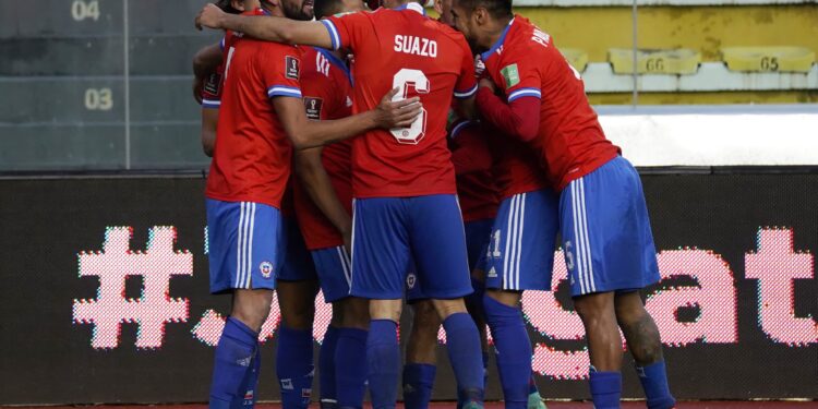 LA PAZ, BOLIVIA - FEBRUARY 01: Alexis Sánchez of Chile celebrates with teammates after scoring the third goal of his team during a match between Bolivia and Chile as part of FIFA World Cup Qatar 2022 Qualifiers at Hernando Siles Stadium on February 01, 2022 in La Paz, Bolivia. (Photo by Javier Mamani/Getty Images)