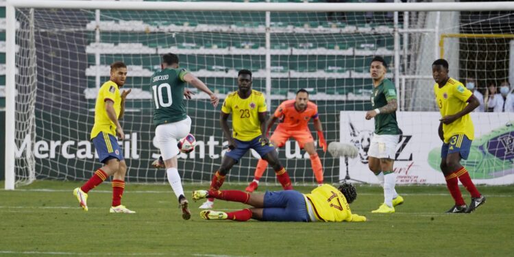 MIRAFLORES, BOLIVIA - SEPTEMBER 02: Fernando Saucedo of Bolivia scores the first goal of his team during a match between Bolivia and Colombia as part of South American Qualifiers for Qatar 2022 at Estadio Hernando Siles on September 02, 2021 in Miraflores, Bolivia. (Photo by Javier Mamani/Getty Images)