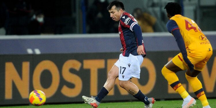 BOLOGNA, ITALY - DECEMBER 01: Gary Medel of Bologna FC in action during the Serie A match between Bologna FC v AS Roma at Stadio Renato Dall'Ara on December 01, 2021 in Bologna, Italy. (Photo by Mario Carlini / Iguana Press/Getty Images)