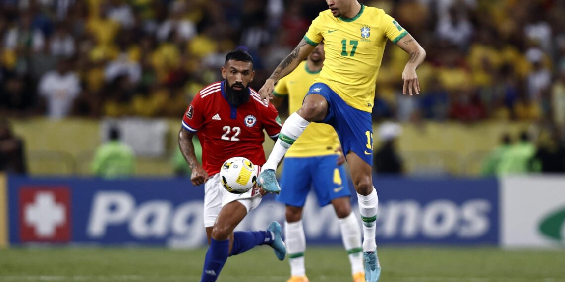 RIO DE JANEIRO, BRAZIL - MARCH 24: Bruno Guimarães of Brazil controls the ball against Ronnie Fernández of Chile during a match between Brazil and Chile as part of FIFA World Cup Qatar 2022 Qualifier on March 24, 2022 in Rio de Janeiro, Brazil. (Photo by Buda Mendes/Getty Images)