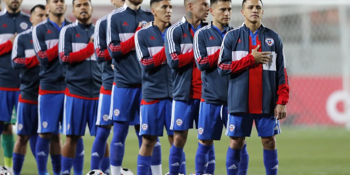 CALAMA, CHILE - JANUARY 27: Alexis Sánchez of Chile and teammates line up for the national anthems before a match between Chile and Argentina as part of FIFA World Cup Qatar 2022 Qualifiers at Zorros del Desierto Stadium on January 27, 2022 in Calama, Chile. (Photo by Javier Torres-Pool/Getty Images)