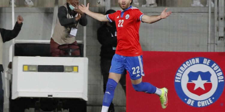 CALAMA, CHILE - JANUARY 27: Ben Brereton of Chile celebrates with teammates after scoring the first goal of his team during a match between Chile and Argentina as part of FIFA World Cup Qatar 2022 Qualifiers at Zorros del Desierto Stadium on January 27, 2022 in Calama, Chile. (Photo by Javier Torres-Pool/Getty Images)