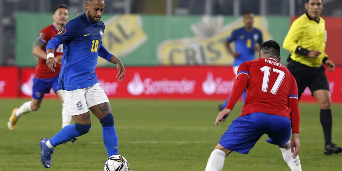 SANTIAGO, CHILE - SEPTEMBER 02: Neymar Jr. of Brazil competes for the ball with Gary Medel of Chile during a match between Chile and Brazil as part of South American Qualifiers for Qatar 2022 at Estadio Monumental David Arellano on September 02, 2021 in Santiago, Chile. (Photo by Claudio Reyes - Pool/Getty Images)