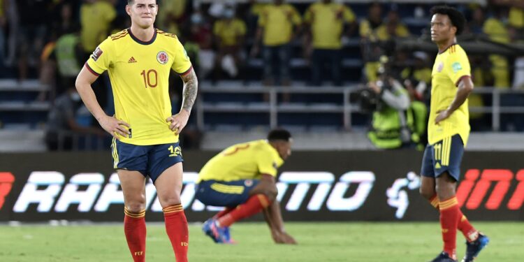 BARRANQUILLA, COLOMBIA - JANUARY 28: James Rodríguez of Colombia (L) reacts after losing a match between Colombia and Peru as part of FIFA World Cup Qatar 2022 Qualifiers at Roberto Melendez Metropolitan Stadium on January 28, 2022 in Barranquilla, Colombia. (Photo by Gabriel Aponte/Getty Images)