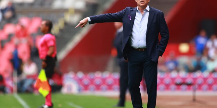 MEXICO CITY, MEXICO - MARCH 07: Gustavo Quinteros, head coach of Tijuana gestures during the 9th round match between Cruz Azul and Tijuana as part of the Torneo Clausura 2020 Liga MX at Azteca Stadium on March 07, 2020 in Mexico City, Mexico. (Photo by Hector Vivas/Getty Images)