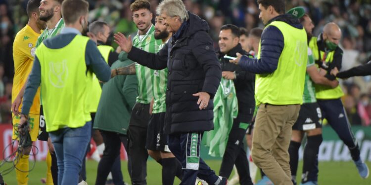 Real Betis' Chilean coach Manuel Pellegrini (C) celebrates his team's victory after winning the Copa del Rey (King's Cup) semi final second leg football match between Real Betis and Rayo Vallecano de Madrid at the Benito Villamarin stadium in Seville on March 3, 2022. (Photo by CRISTINA QUICLER / AFP) (Photo by CRISTINA QUICLER/AFP via Getty Images)