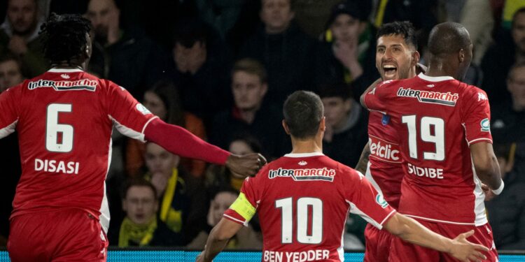 Monaco's Chilean defender Guillermo Maripan (2ndR) celebrates with teammates after scoring his team's first goalduring the French Cup semi-final football match between FC Nantes and AS Monaco at the La Beaujoire Stadium in Nantes, western France on March 2, 2022. (Photo by LOIC VENANCE / AFP) (Photo by LOIC VENANCE/AFP via Getty Images)