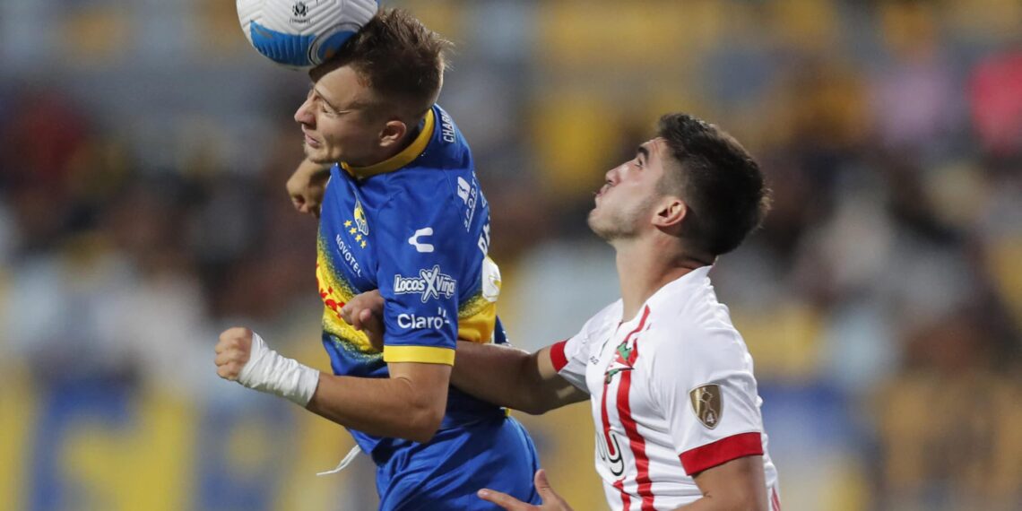 Chile's Everton Benjamin Berrios (L) and Argentina's Estudiantes de la Plata Gustavo del Prete vie for the ball during their Copa Libertadores football match at the Sausalito stadium in Vina del Mar, Chile, on March 9, 2022. (Photo by Javier Torres / AFP) (Photo by JAVIER TORRES/AFP via Getty Images)