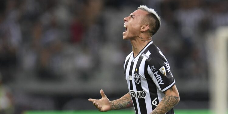 Atletico Mineiro's Chilean Eduardo Vargas celebrates after scoring against Palmeiras during the all-Brazilian Copa Libertadores semifinal second leg football match, at the Mineirao stadium in Belo Horizonte, Brazil, on September 28, 2021. (Photo by DOUGLAS MAGNO / POOL / AFP) (Photo by DOUGLAS MAGNO/POOL/AFP via Getty Images)