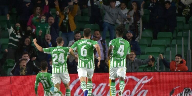 Real Betis' Spanish midfielder Cristian Tello (L) celebrates after scoring his team's first goal during the Spanish league football match between Real Betis and Club Atletico de Madrid at the Benito Villamarin stadium in Seville on March 6, 2022. (Photo by CRISTINA QUICLER / AFP) (Photo by CRISTINA QUICLER/AFP via Getty Images)