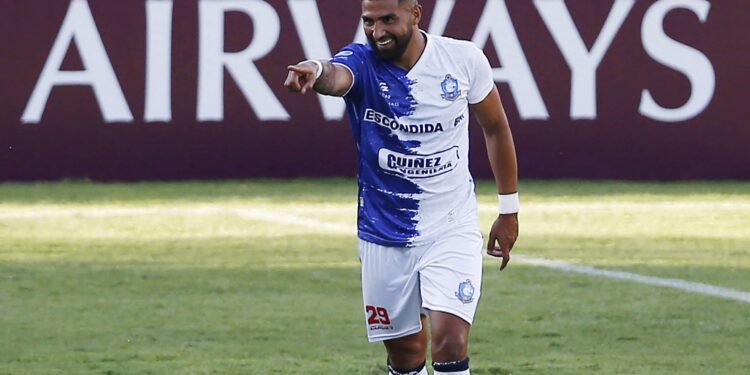 Antofagasta's Andres Robles celebrates after scoring against Union Espanola during the Sudamericana Cup first round all-Chilean football match at the Santa Laura Stadium in Santiago on March 10, 2022. - - Chile OUT / RESTRICTED TO EDITORIAL USE  - MANDATORY CREDIT "AFP PHOTO / PHOTOSPORT / MARCELO HERNANDEZ" - NO MARKETING - NO ADVERTISING CAMPAIGNS - DISTRIBUTED AS A SERVICE TO CLIENTS (Photo by Marcelo HERNANDEZ / Photosport Chile / AFP) / Chile OUT / RESTRICTED TO EDITORIAL USE  - MANDATORY CREDIT "AFP PHOTO / PHOTOSPORT / MARCELO HERNANDEZ" - NO MARKETING - NO ADVERTISING CAMPAIGNS - DISTRIBUTED AS A SERVICE TO CLIENTS / Chile OUT / RESTRICTED TO EDITORIAL USE  - MANDATORY CREDIT "AFP PHOTO / PHOTOSPORT / MARCELO HERNANDEZ" - NO MARKETING - NO ADVERTISING CAMPAIGNS - DISTRIBUTED AS A SERVICE TO CLIENTS (Photo by MARCELO HERNANDEZ/Photosport Chile/AFP via Getty Images)