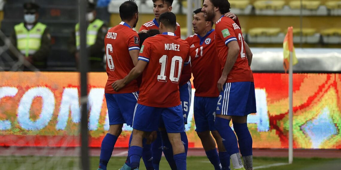 Chile's football players celebrate after scoring against Bolivia during their South American qualification football match for the FIFA World Cup Qatar 2022 at Hernando Siles Stadium in La Paz, on February 1, 2022. (Photo by Jorge BERNAL / AFP) (Photo by JORGE BERNAL/AFP via Getty Images)