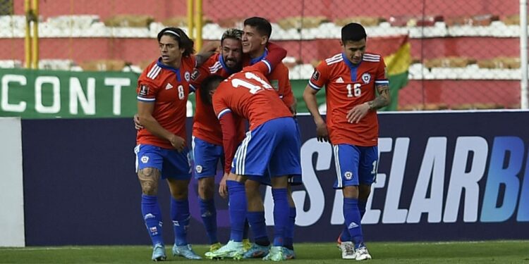 Chile's national team football players celebrate after scoring against Bolivia during their South American qualification football match for the FIFA World Cup Qatar 2022 at Hernando Siles Stadium in La Paz, on February 1, 2022. (Photo by Jorge BERNAL / AFP) (Photo by JORGE BERNAL/AFP via Getty Images)
