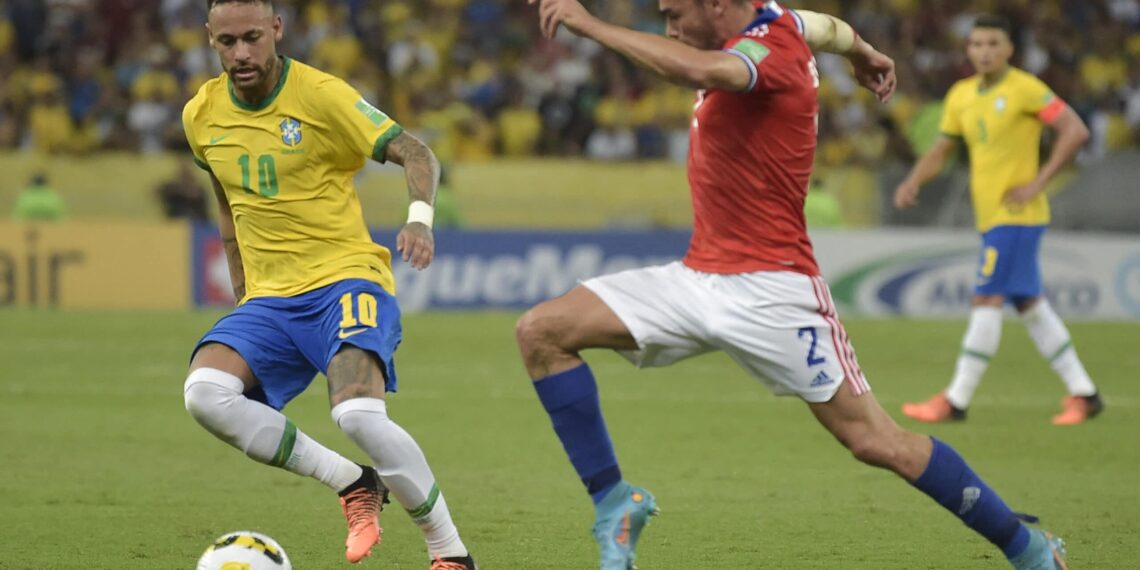 Brazil's Neymar (L) and Chile's Gabriel Suazo vie for the ball during their South American qualification football match for the FIFA World Cup Qatar 2022 at Maracana Stadium in Rio de Janeiro, Brazil, on March 24, 2022. (Photo by CARL DE SOUZA / AFP) (Photo by CARL DE SOUZA/AFP via Getty Images)