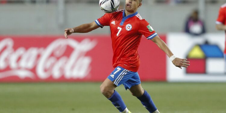 Chile's Alexis Sanchez controls the ball during the South American qualification football match for the FIFA World Cup Qatar 2022 against Argentina at Zorros del Desierto Stadium in Calama, Chile on January 27, 2022. (Photo by Javier Torres / POOL / AFP) (Photo by JAVIER TORRES/POOL/AFP via Getty Images)