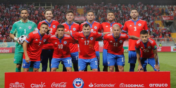 Chile's players pose for a picture before the South American qualification football match for the FIFA World Cup Qatar 2022 against Argentina at Zorros del Desierto Stadium in Calama, Chile on January 27, 2022. (Photo by JAVIER TORRES / POOL / AFP) (Photo by JAVIER TORRES/POOL/AFP via Getty Images)