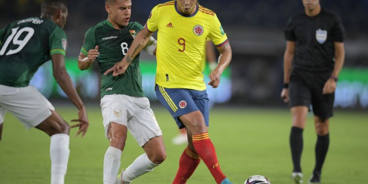 Bolivia's Moises Villaroel (C) and Colombia's Luis Muriel (R) vie for the ball during their South American qualification football match for the FIFA World Cup Qatar 2022 at the Metropolitano Roberto Melendez stadium in Barranquilla, Colombia, on March 24, 2022. (Photo by Raul ARBOLEDA / AFP) (Photo by RAUL ARBOLEDA/AFP via Getty Images)