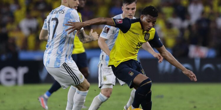 Argentina's Lucas Ocampos (L) and Ecuador's Angel Mena vie for the ball during their South American qualification football match for the FIFA World Cup Qatar 2022 at the Isidro Romero Monumental Stadium in Guayaquil, Ecuador, on March 29, 2022. (Photo by FRANKLIN JACOME / POOL / AFP) (Photo by FRANKLIN JACOME/POOL/AFP via Getty Images)