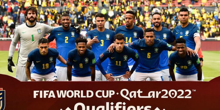 Brazil players pose for a picture before the starf of their South American qualification football match for the FIFA World Cup Qatar 2022 against Ecuador at the Rodrigo Paz Delgado Stadium in Quito on January 27, 2022. (Photo by RODRIGO BUENDIA / POOL / AFP) (Photo by RODRIGO BUENDIA/POOL/AFP via Getty Images)