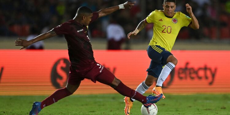 Venezuela's Christian Makoun (L) and Colombia's Juan Fernando Quintero vie for the ball during their South American qualification football match for the FIFA World Cup Qatar 2022 at the Polideportivo Cachamay stadium in Ciudad Guayana, Venezuela, on March 29, 2022. (Photo by Yuri CORTEZ / AFP) (Photo by YURI CORTEZ/AFP via Getty Images)