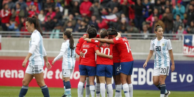 Chile's women's national football team celebrate after scoring against Argentina during the Women's Copa America match at La Portada stadium in Serena, Chile on 22 April 2018. (Photo by CLAUDIO REYES / AFP)        (Photo credit should read CLAUDIO REYES/AFP via Getty Images)