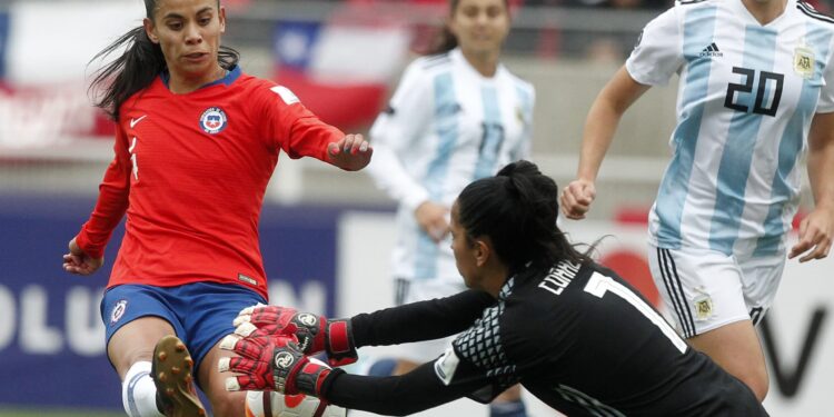 Chile's Francisca Lara (L) vies for the ball with Argentina's goalkeeper Vanina Correa (R) during the Women's Copa America match at La Portada stadium in Serena, Chile on 22 April 2018. (Photo by CLAUDIO REYES / AFP)        (Photo credit should read CLAUDIO REYES/AFP via Getty Images)