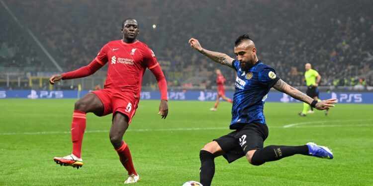 MILAN, ITALY - FEBRUARY 16: Arturo Vidal of FC Internazionale  clears the ball whilst under pressure from Ibrahima Konate of Liverpool during the UEFA Champions League Round Of Sixteen Leg One match between Inter and Liverpool FC at Giuseppe Meazza Stadium on February 16, 2022 in Milan, Italy. (Photo by Shaun Botterill/Getty Images)