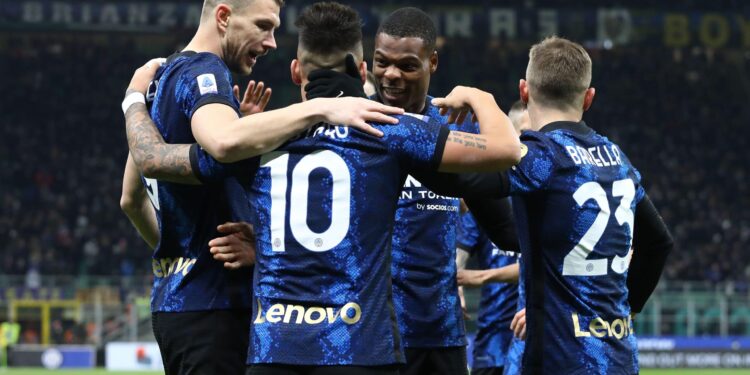 MILAN, ITALY - MARCH 04: Lautaro Martinez #10 of FC Internazionale celebrates with teammates after scoring their team's third goal and his hat-trick during the Serie A match between FC Internazionale and US Salernitana at Stadio Giuseppe Meazza on March 04, 2022 in Milan, . (Photo by Marco Luzzani/Getty Images)