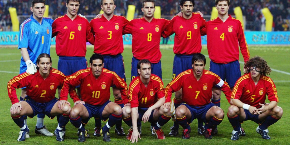 BARCELONA - FEBRUARY 18:  Spain team group taken before the International Friendly match between Spain and Peru held on February 18, 2004 at The Olympic Stadium, in Barcelona, Spain. Spain won the match 2-1. (Photo by Clive Rose/Getty Images)