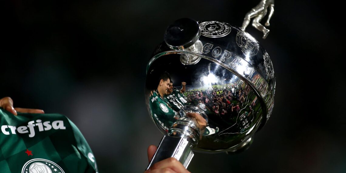 MONTEVIDEO, URUGUAY - NOVEMBER 27: Detail of Copa Libertadores trophy as players of Palmeiras celebrate after the final match of Copa CONMEBOL Libertadores 2021 between Palmeiras and Flamengo at Centenario Stadium on November 27, 2021 in Montevideo, Uruguay. Palmeiras defeated Flamengo by 2-1 in extra time. (Photo by Ernesto Ryan/Getty Images)