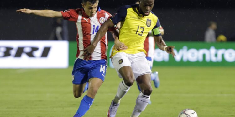 CIUDAD DEL ESTE, PARAGUAY - MARCH 24: Andrés Cubas of Paraguay competes for the ball with Enner Valencia of Ecuador during a match between Paraguay and Ecuador as part of South American Qualifiers for FIFA Qatar 2022 World Cup at Estadio Antonio Aranda on March 24, 2022 in Asuncion, Paraguay. (Photo by Christian Alvarenga/Getty Images)