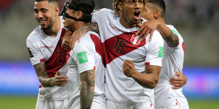 LIMA, PERU - NOVEMBER 11: Gianluca Lapadula of Peru celebrates with teammate André Carrillo (C) after scoring the first goal of his team during a match between Peru and Bolivia as part of FIFA World Cup Qatar 2022 Qualifiers at Estadio Nacional de Lima on November 11, 2021 in Lima, Peru. (Photo by Sebastian Castañeda - Pool/Getty Images)
