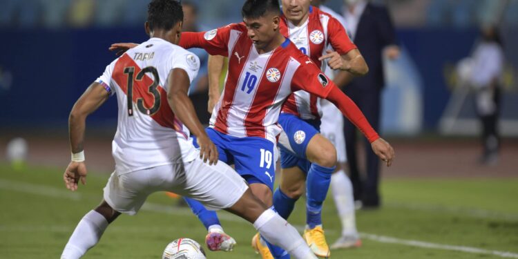 GOIANIA, BRAZIL - JULY 02: Santiago Arzamendia of Paraguay fights for the ball with Renato Tapia of Peru during a quarterfinal match between Peru and Paraguay as part of Copa America Brazil 2021 at Estadio Olimpico on July 02, 2021 in Goiania, Brazil. (Photo by Pedro Vilela/Getty Images)
