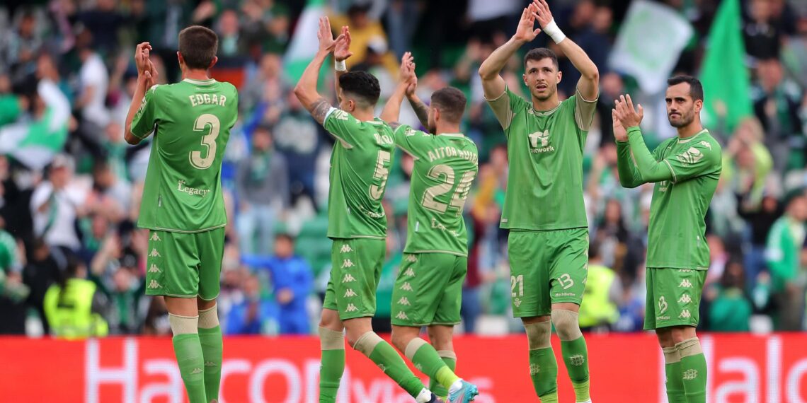 SEVILLE, SPAIN - MARCH 13: Real Betis applauds their fans after the final whistle of the LaLiga Santander match between Real Betis and Athletic Club at Estadio Benito Villamarin on March 13, 2022 in Seville, Spain. (Photo by Fran Santiago/Getty Images)