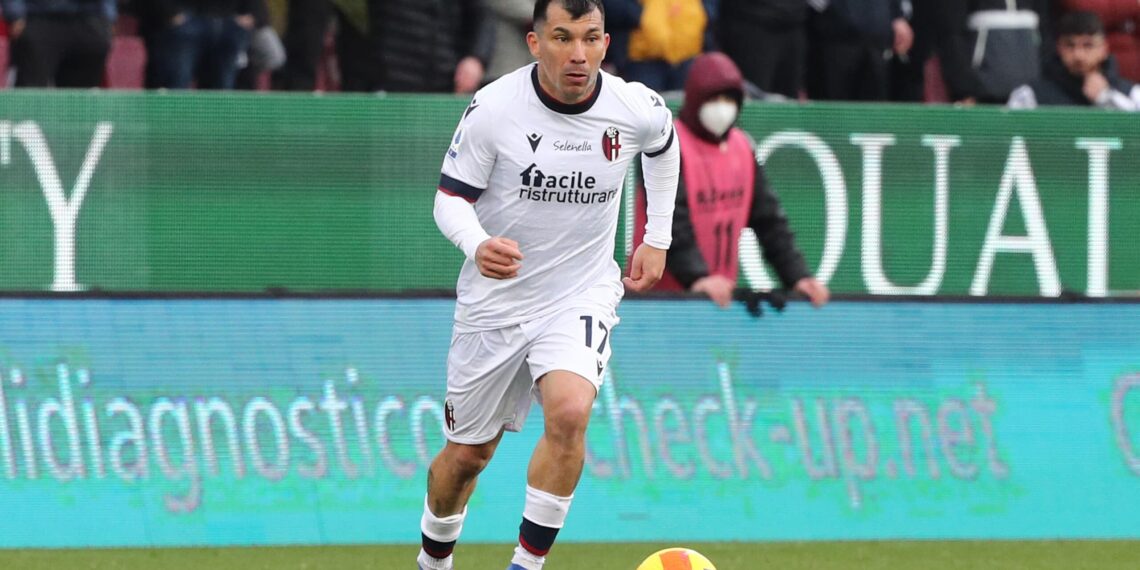 SALERNO, ITALY - FEBRUARY 26: Gary Medel of Bologna FC during the Serie A match between US Salernitana and Bologna FC at Stadio Arechi on February 26, 2022 in Salerno, Italy. (Photo by Francesco Pecoraro/Getty Images)