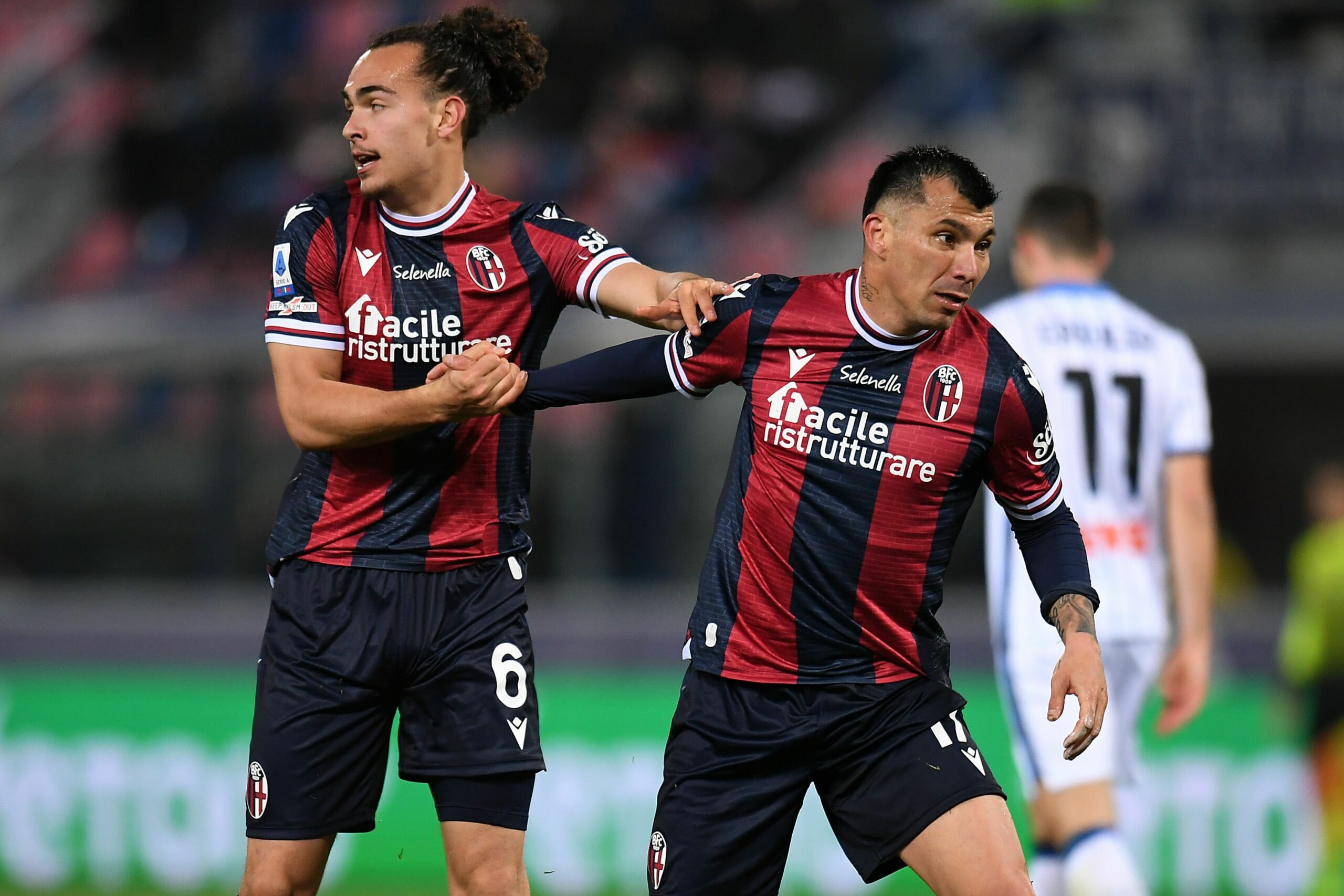 BOLOGNA, ITALY - MARCH 20: Arthur Theate of Bologna FC helps Gary Medel of Bologna FC during the Serie A match between Bologna FC and Atalanta BC at Stadio Renato Dall'Ara on March 20, 2022 in Bologna, Italy. (Photo by Alessandro Sabattini/Getty Images)