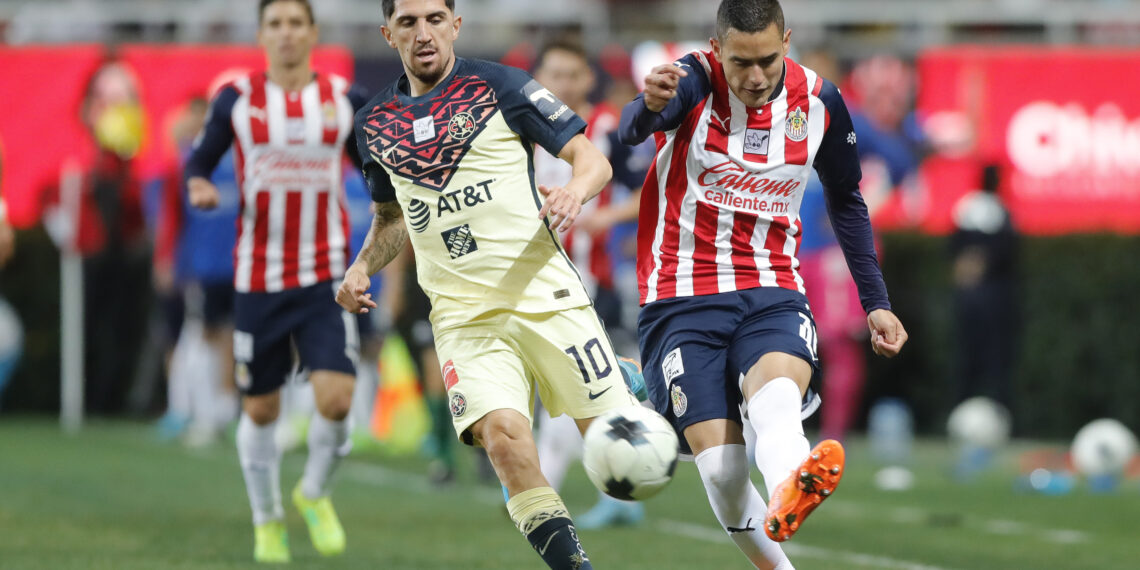 ZAPOPAN, MEXICO - MARCH 12: Sergio Flores of Chivas fights for the ball with Diego Valdés of America  during the 10th round match between Chivas and America as part of the Torneo Grita Mexico C22 Liga MX at Akron Stadium on March 12, 2022 in Zapopan, Mexico. (Photo by Refugio Ruiz/Getty Images)