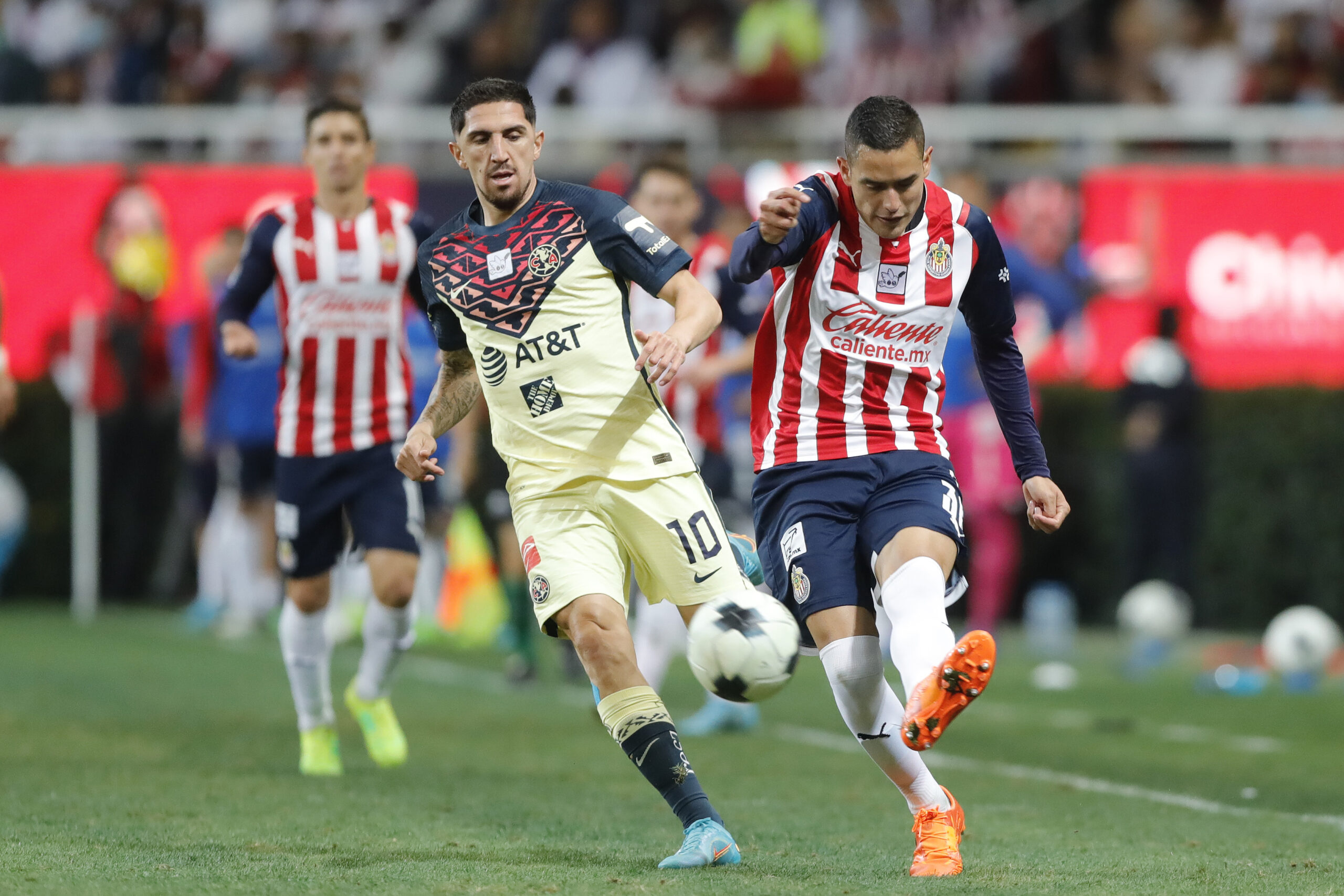 ZAPOPAN, MEXICO - MARCH 12: Sergio Flores of Chivas fights for the ball with Diego Valdés of America  during the 10th round match between Chivas and America as part of the Torneo Grita Mexico C22 Liga MX at Akron Stadium on March 12, 2022 in Zapopan, Mexico. (Photo by Refugio Ruiz/Getty Images)