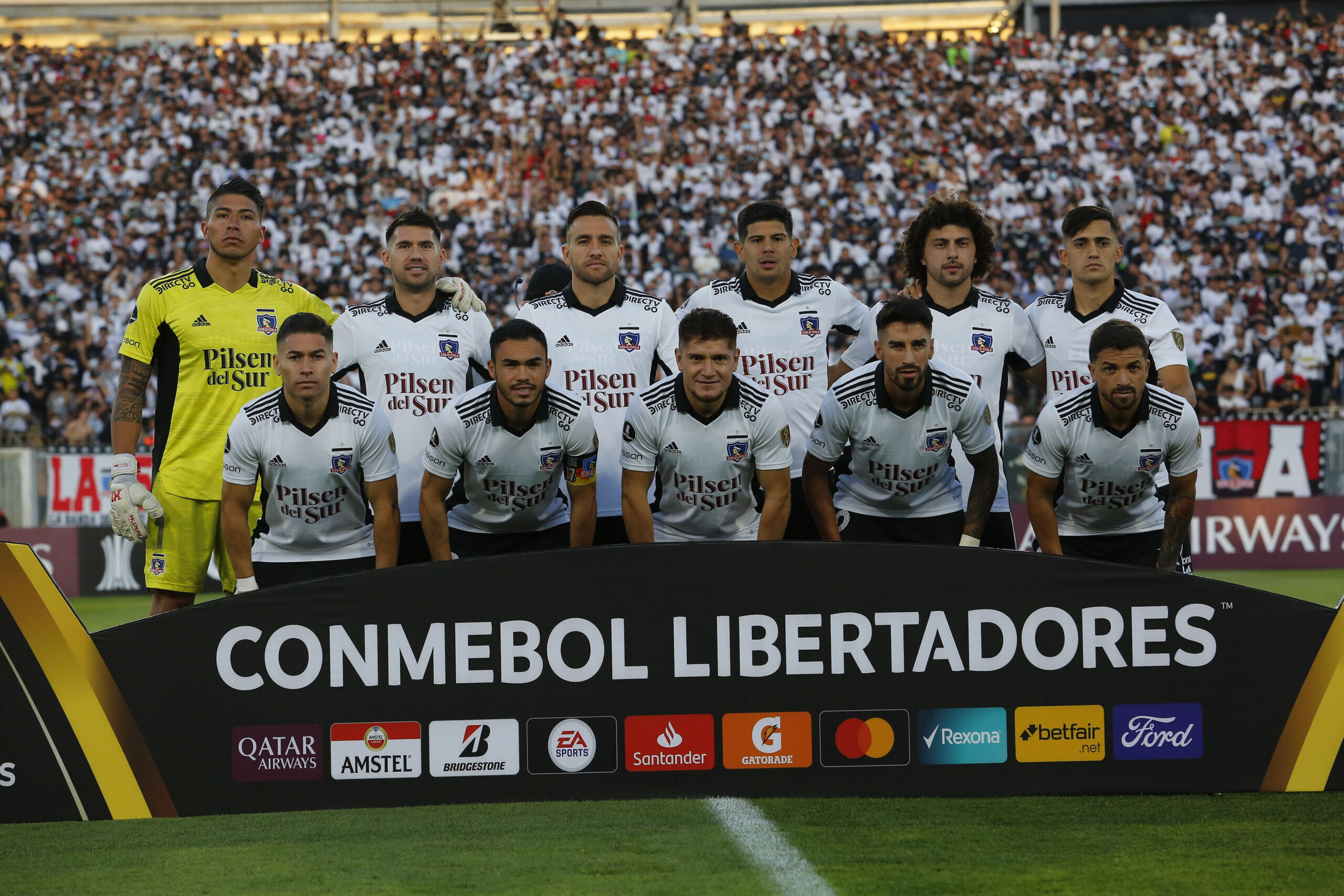 SANTIAGO, CHILE - APRIL 13: Players of Colo Colo pose for a team photo prior to a match Colo Colo and Alianza Lima as part of Copa CONMEBOL Libertadores 2022 at Monumental David Arellano Stadium on April 13, 2022 in Santiago, Chile. (Photo by Marcelo Hernandez/Getty Images)