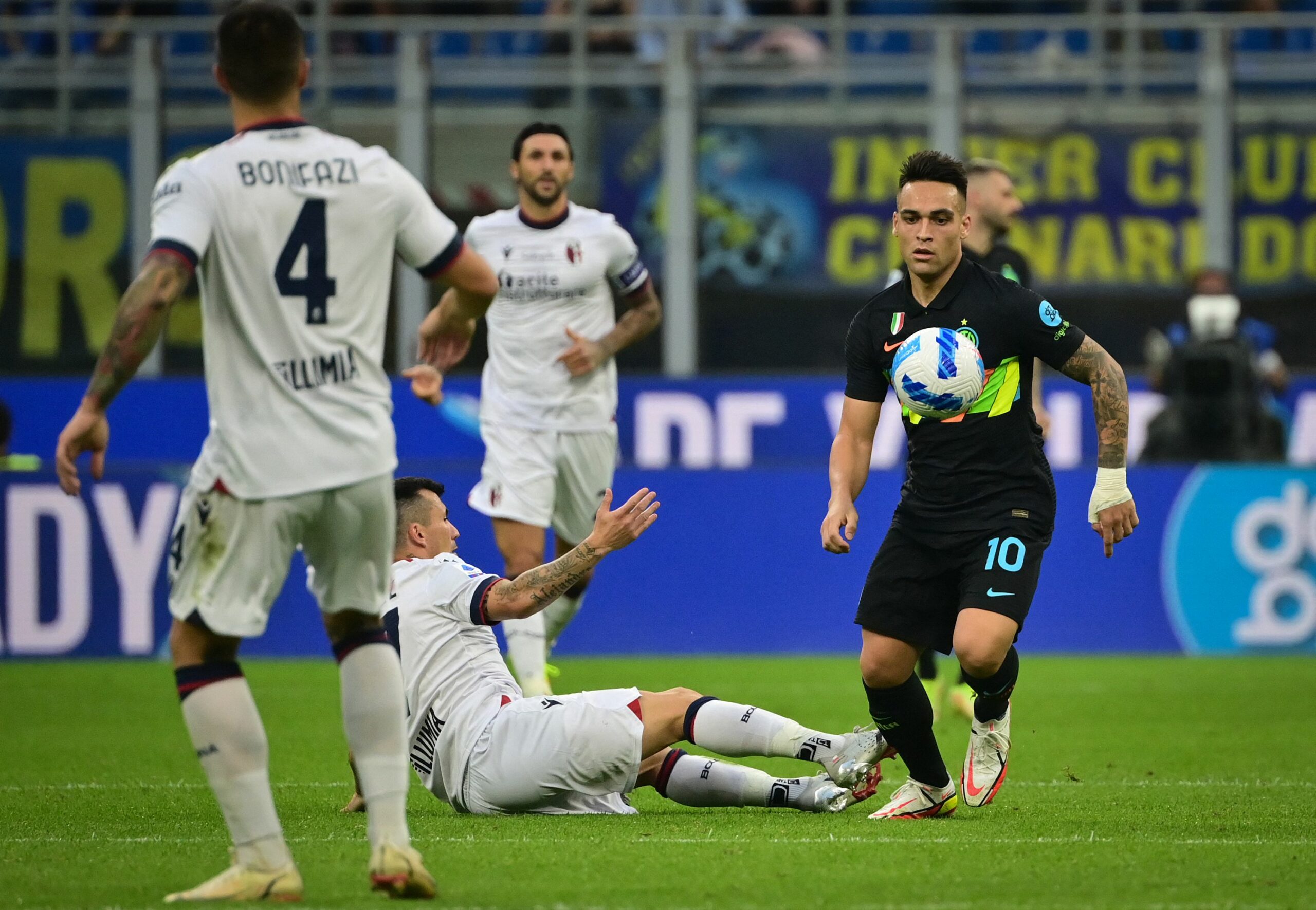 Inter Milan's Argentine forward Lautaro Martinez (R) controls the ball during the Italian Serie A football match between Inter Milan and Bologna at the San Siro stadium in Milan, on September 18, 2021. (Photo by MIGUEL MEDINA / AFP) (Photo by MIGUEL MEDINA/AFP via Getty Images)