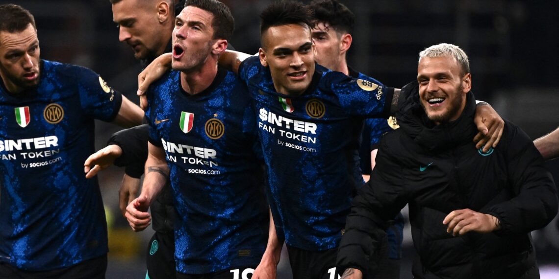 Inter Milan's Argentinian forward Lautaro Martinez (C) celebrates with teammates after winning the Italian Serie A football match between Inter Milan and AS Roma on April 23, 2022 at the San Siro stadium in Milan. (Photo by MARCO BERTORELLO / AFP) (Photo by MARCO BERTORELLO/AFP via Getty Images)