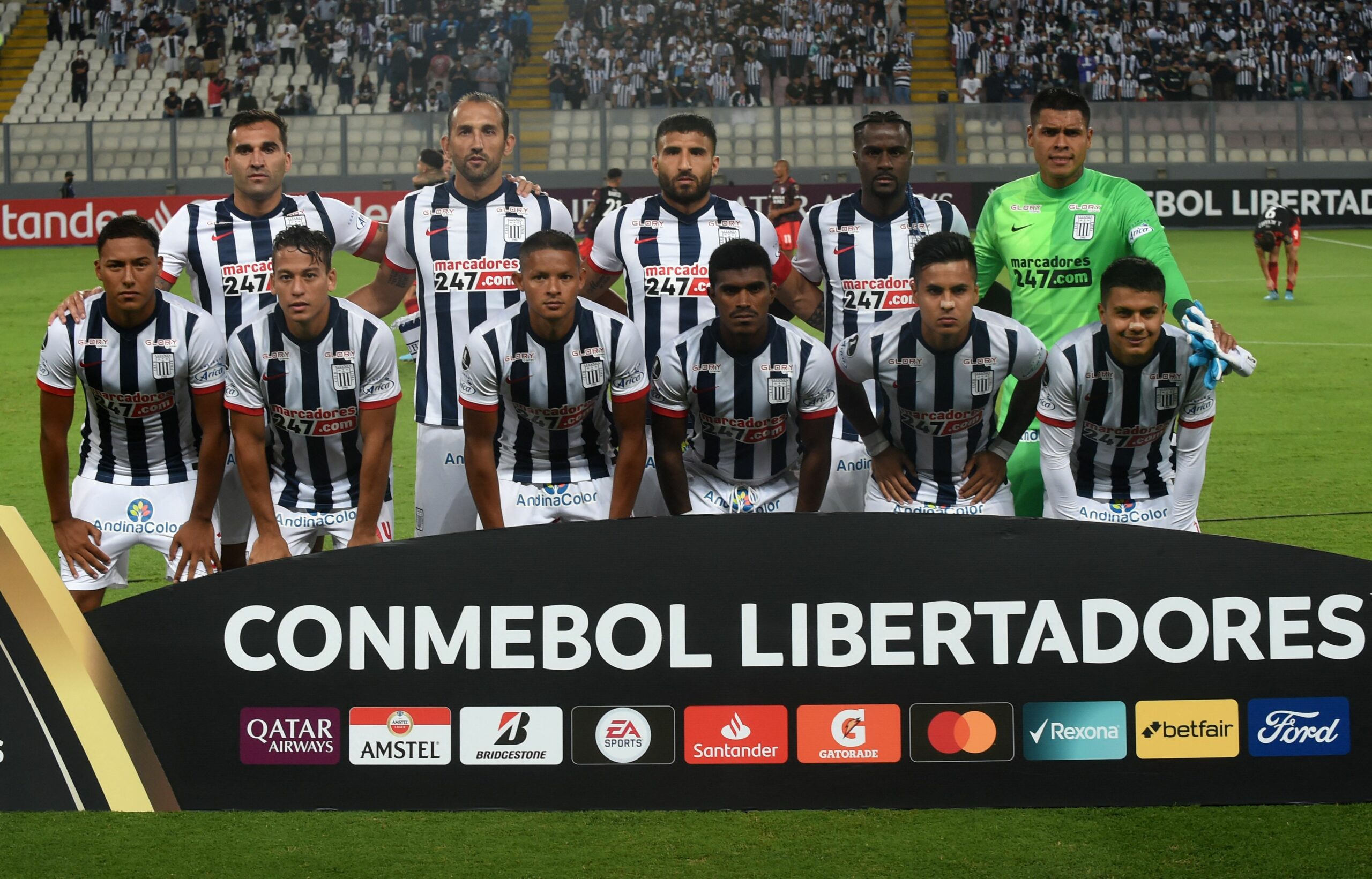 Peru's Alianza Lima players pose before their Copa Libertadores group stage first leg football match against Argentina's River Plate at the National Stadium in Lima, on April 6, 2022. (Photo by ERNESTO BENAVIDES / AFP) (Photo by ERNESTO BENAVIDES/AFP via Getty Images)